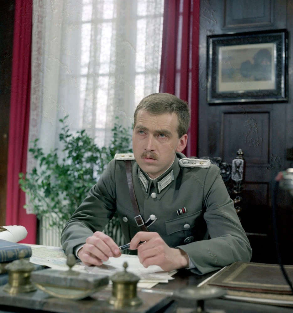 W kolejnych latach Orłosia oglądaliśmy jeszcze w telewizyjnym serialu "Pogranicze w ogniu" (oficer Abwehry - na zdjęciu), "Lawie" Tadeusza Konwcikiego (rola Feliksa Kołakowskiego) oraz "Liście Schindlera" Stevena Spielberga (epizod esesmana).

"Gdyby nie otwarła się furtka do telewizji, bardzo bym się starał. Ale na szczęście trafiła się szansa..." - opowiadał o powodach rezygnacji z kariery aktora.