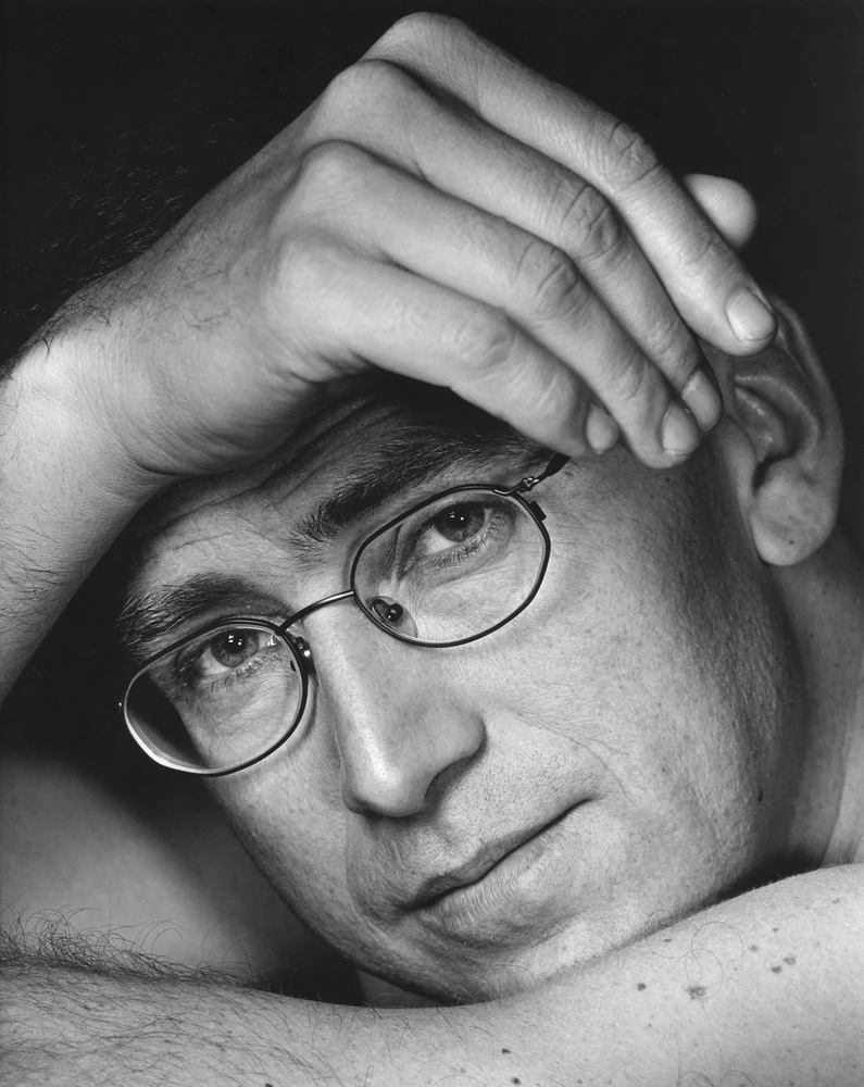 "Po latach uświadamiam sobie, że nie byłbym wybitnym aktorem. Nigdy nie miałem łatwości wywoływania w sobie emocji, otwierania się, uzewnętrzniania. A na tym przecież polega warsztat aktorski - instrumentem byłem ja, mój organizm, moje ciało, moje uczucia. Na pierwszym roku prawie mnie wywalili ze studiów, bo nie chciałem się otworzyć. W końcu dałem radę... Inaczej przecież tych studiów bym nie skończył, ale w pewnym momencie poczułem, że do zawodu aktora nie mam predyspozycji" - Maciej Orłoś mówił w niedawno rozmowie z "Tele Tygodniem".