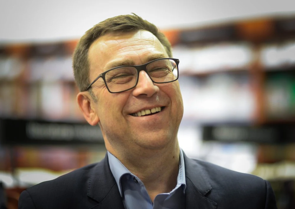 Ojcem dziennikarza jest znany pisarz Kazimierz Orłoś. O tym, że niedaleko pada jabłko od jabłoni, przekonuje kontynuacja literackiej tradycji przez Orłosia juniora. Prezenter jest m.in. autorem przeznaczonych dla najmłodszego czytelnika: "Tajemniczych przygody Kubusia" czy "Kuba i Mela dają radę"; ostatnio opublikował zaś poradnikową pozycję "Jak występować i zabłysnąć".