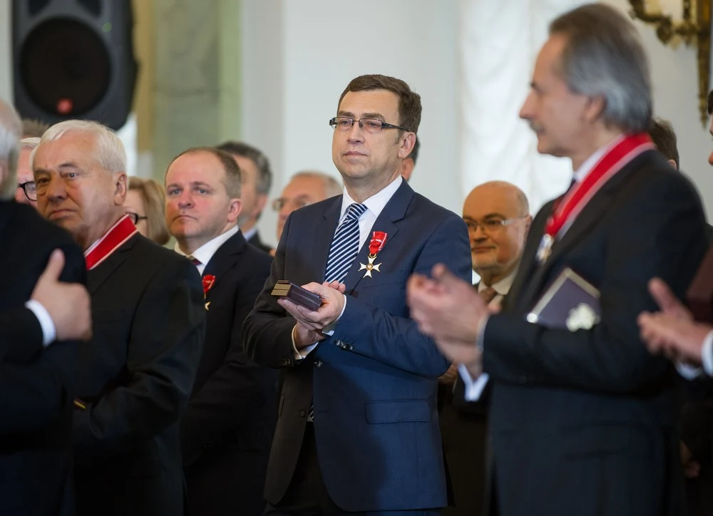 W 2014 roku Maciej Orłoś został odznaczony przez prezydenta Bronisława Komorowskiego Krzyżem Oficerskim Orderu Odrodzenia Polski.