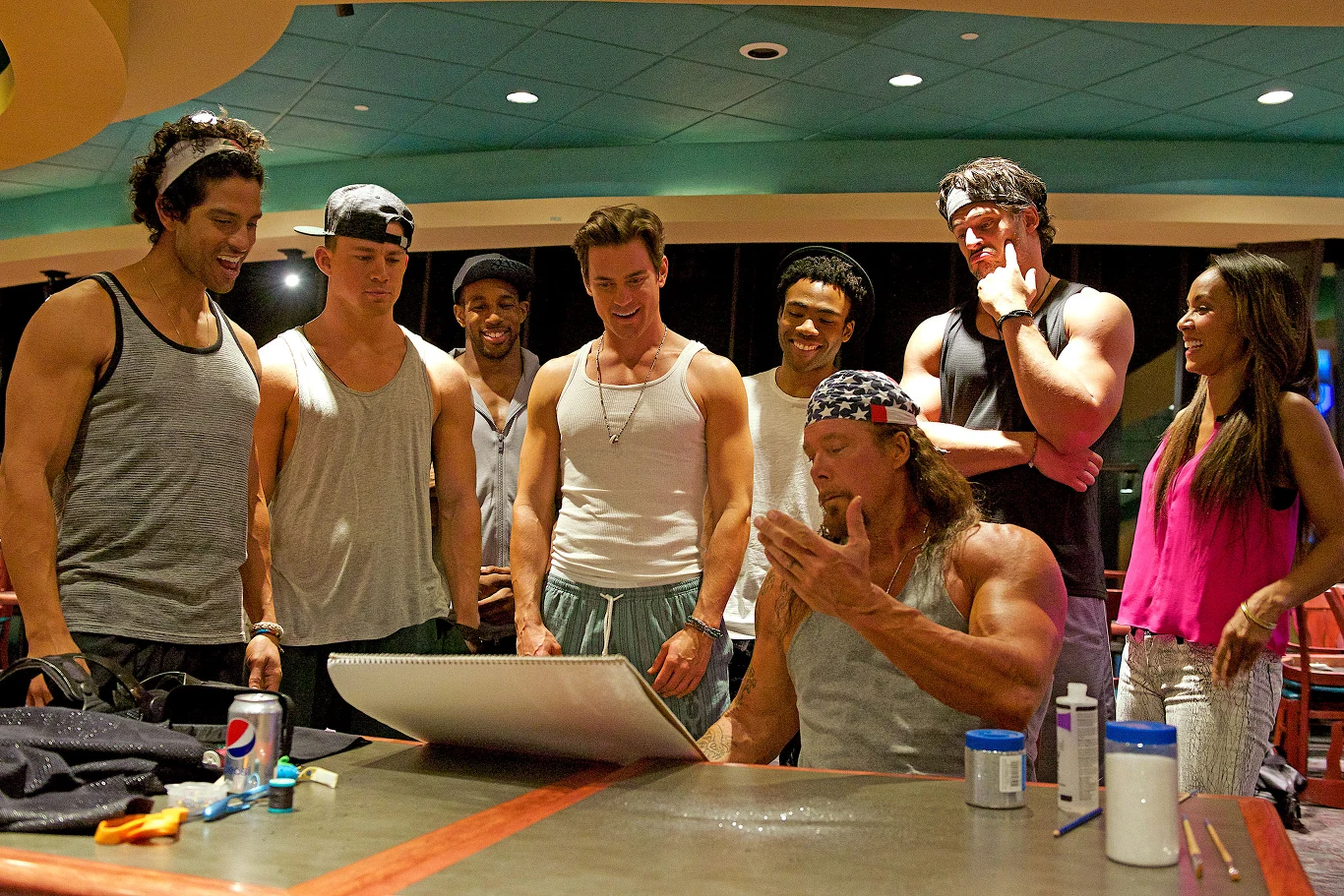 Adam Rodriguez, Channing Tatum, Stephen "tWitch" Boss, Matt Bomer, Donald Glover, Kevin Nash, Joe Manganiello i Jada Pinkett Smith w scenie z filmu "Magic Mike XXL"
