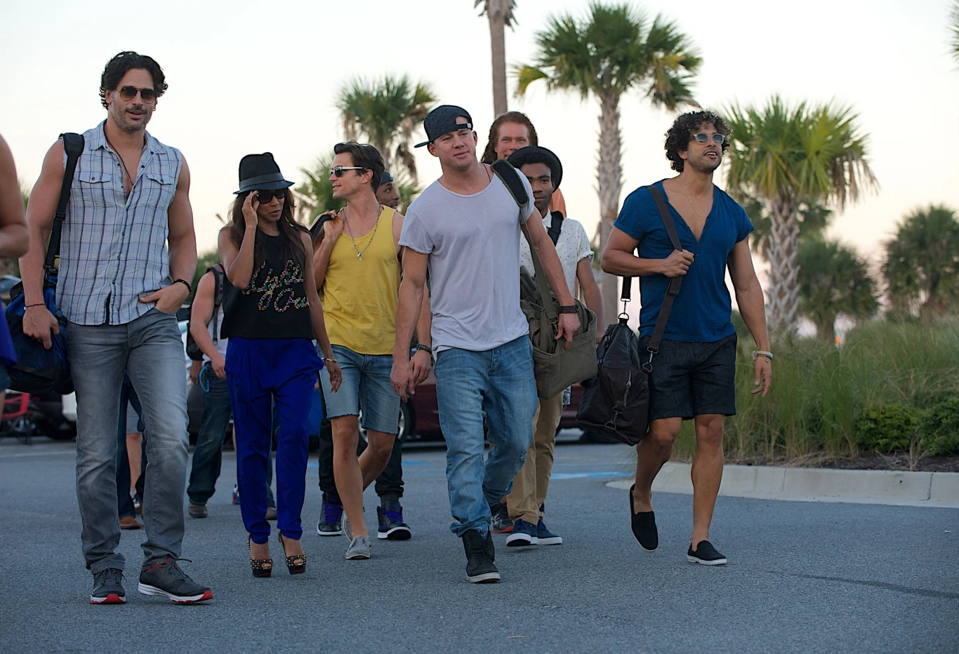 Joe Manganiello, Jada Pinkett Smith, Matt Bomer, Channing Tatum, Kevin Nash i Adam Rodriguez w scenie z filmu "Magic Mike XXL"