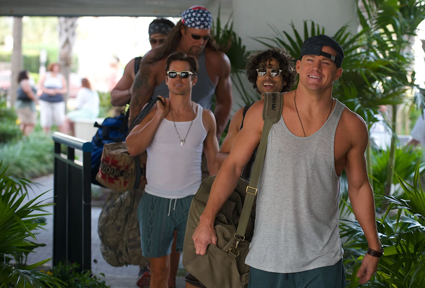 Joe Manganiello, Kevin Nash, Matt Bomer, Adam Rodriguez i Channing Tatum w scenie z filmu "Magic Mike XXL"