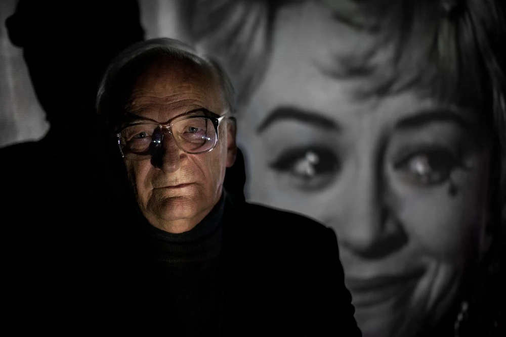 Stanisław Janicki na tle portretu Giulietty Masiny