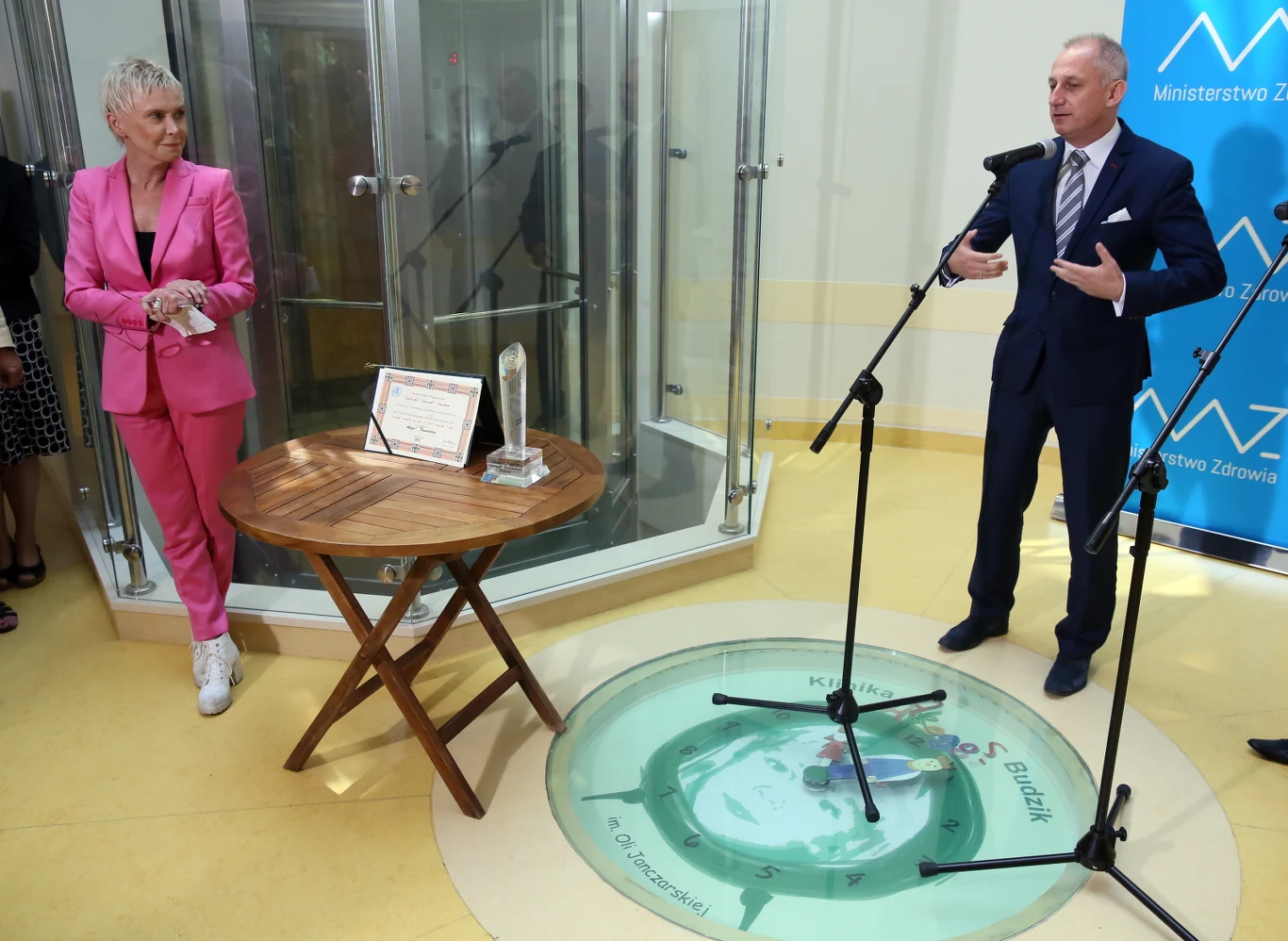  Aktorka, założycielka fundacji "Akogo?" i inicjatorka powstania kliniki Ewa Błaszczyk spotkała się z tej okazji z wiceministrem zdrowia Sławomirem Neumannem