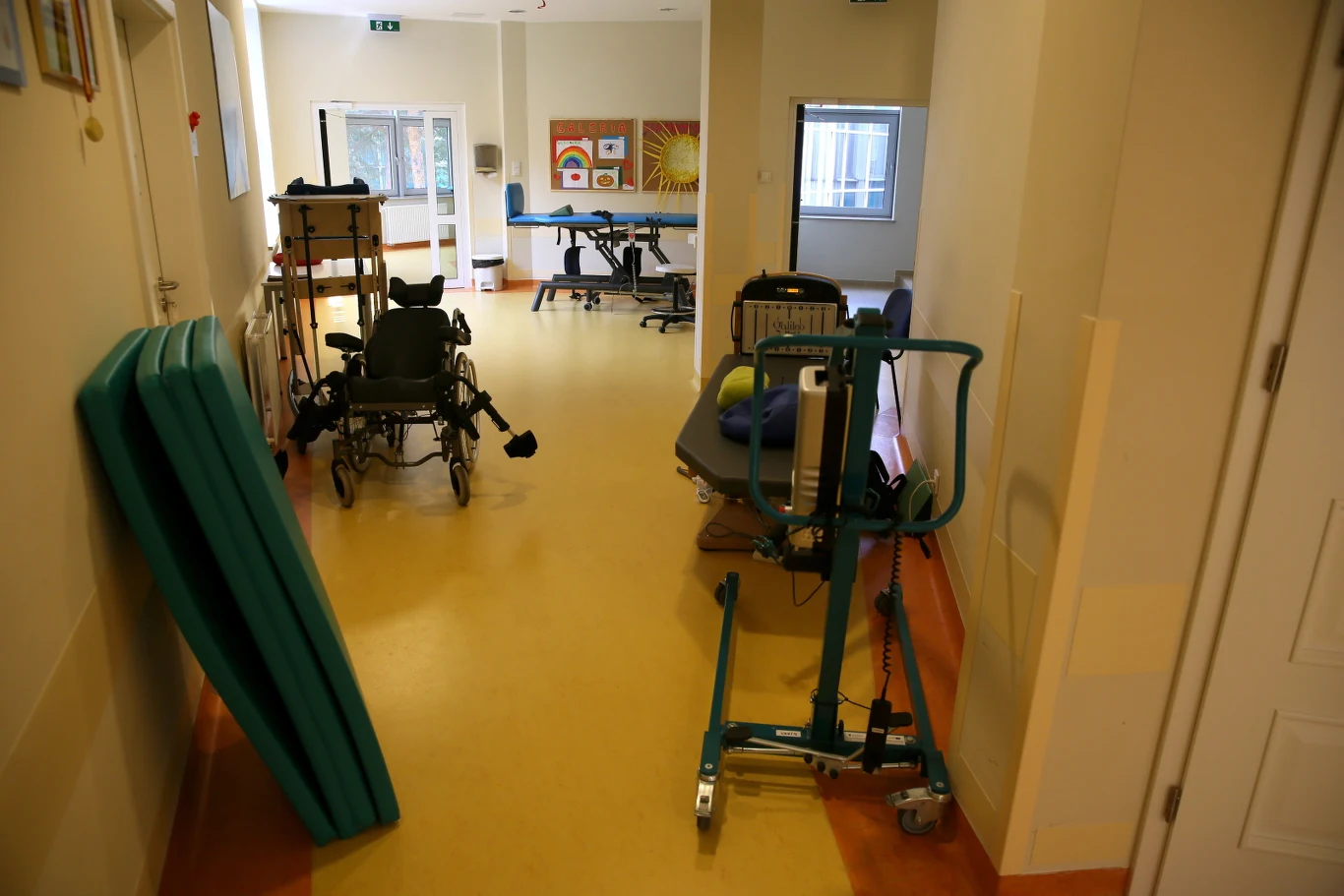  Aktorka, założycielka fundacji "Akogo?" i inicjatorka powstania kliniki Ewa Błaszczyk spotkała się z tej okazji z wiceministrem zdrowia Sławomirem Neumannem