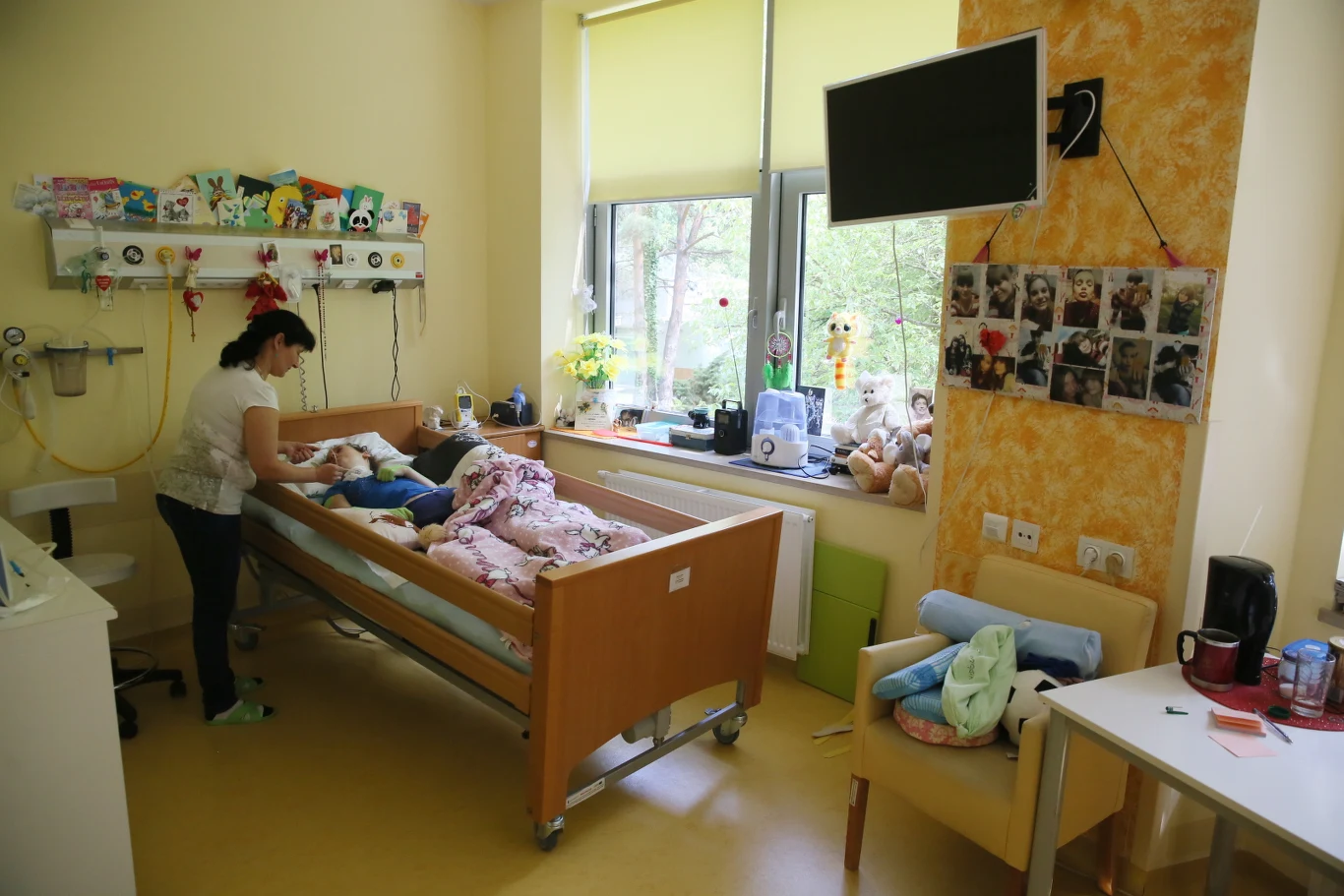  Aktorka, założycielka fundacji "Akogo?" i inicjatorka powstania kliniki Ewa Błaszczyk spotkała się z tej okazji z wiceministrem zdrowia Sławomirem Neumannem