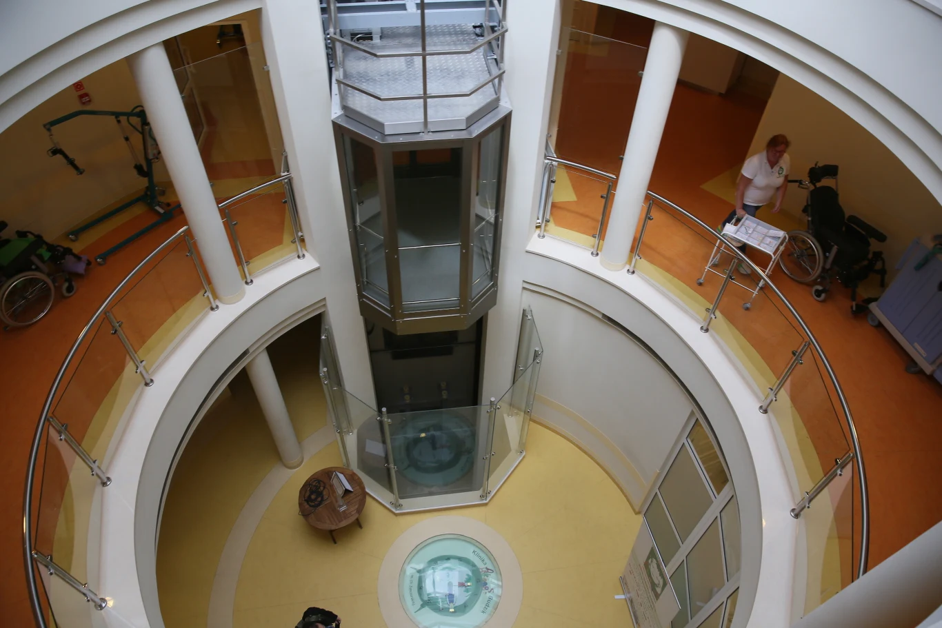  Aktorka, założycielka fundacji "Akogo?" i inicjatorka powstania kliniki Ewa Błaszczyk spotkała się z tej okazji z wiceministrem zdrowia Sławomirem Neumannem