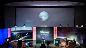 Ludzie oglądają zdjęcie Plutona wykonane przez sondę 