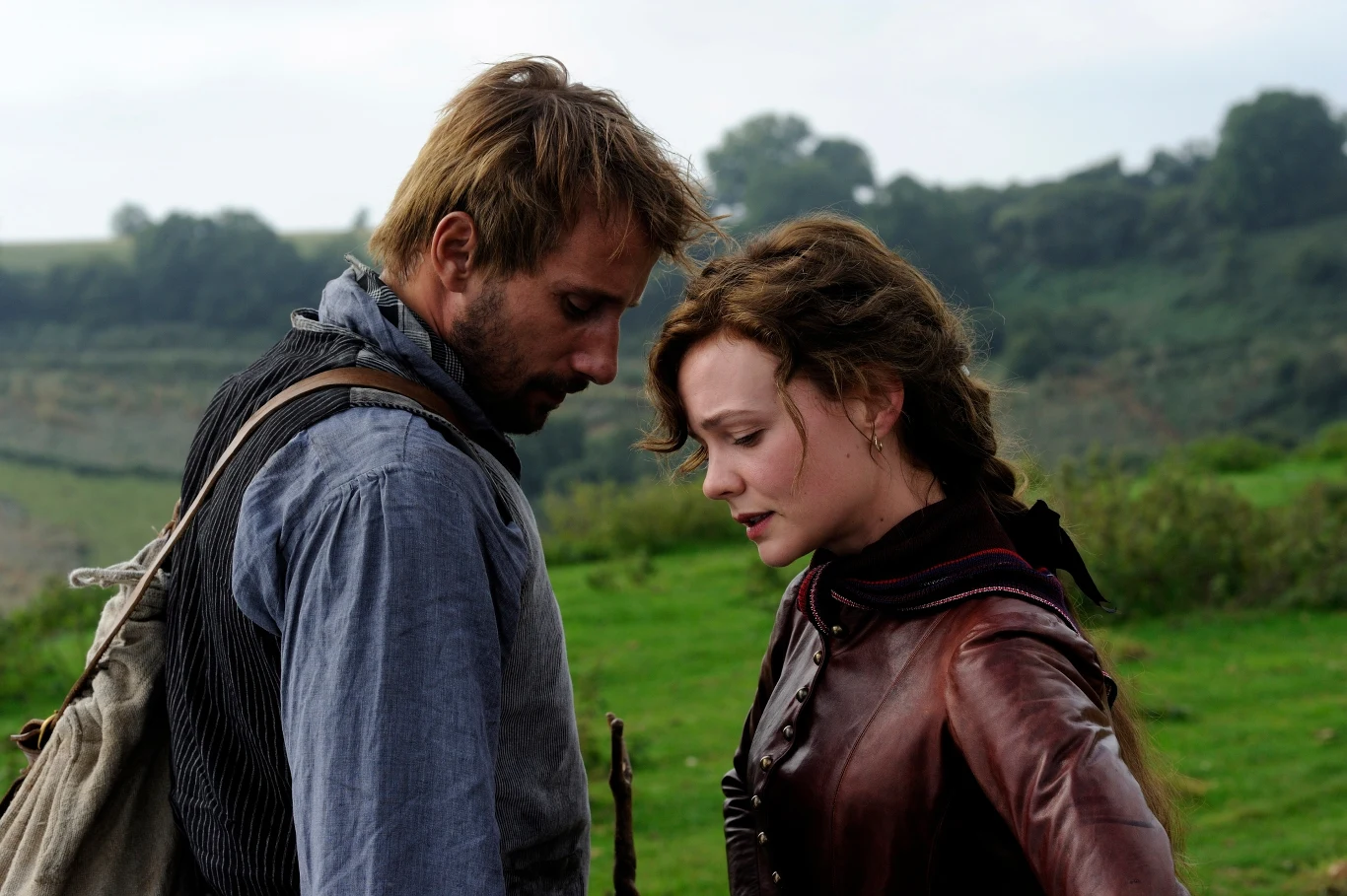Matthias Schoenaerts i Carey Mulligan w scenie z filmu "Z dala od zgiełku"