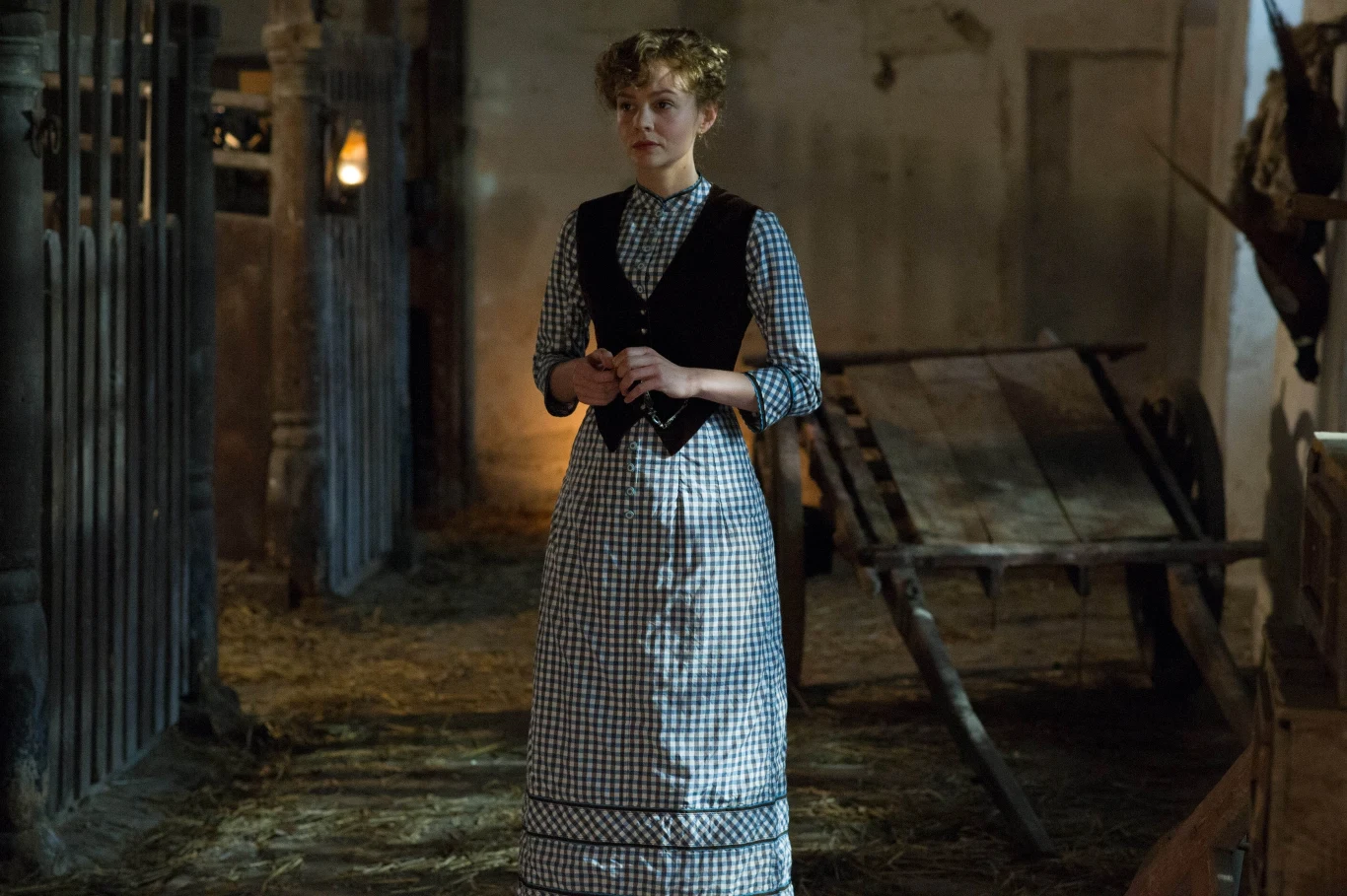 Carey Mulligan w scenie z filmu "Z dala od zgiełku"