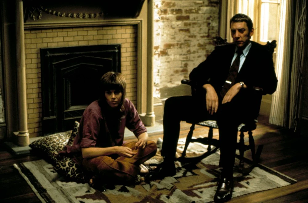 Co prawda w thrillerze "Klute" (1971) pierwsze skrzypce grała Jane Fonda (Oscar dla najlepszej aktorki), jednak to właśnie Donald Sutherland zagrał tytułową postać detektywa próbującego rozwiązać zagadkę tajemniczego zniknięcia pewnego biznesmena.