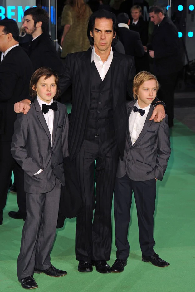 Nick Cave przeżywa śmierć swojego syna, Arthura (po lewej) Nick Cave przeżywa śmierć swojego syna, Arthura (po lewej)