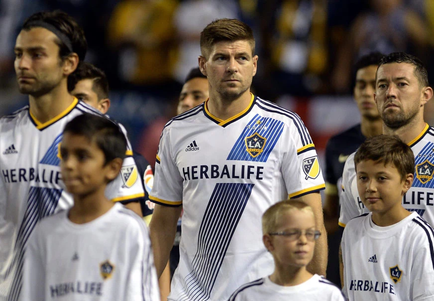 Steven Gerrard (w środku)