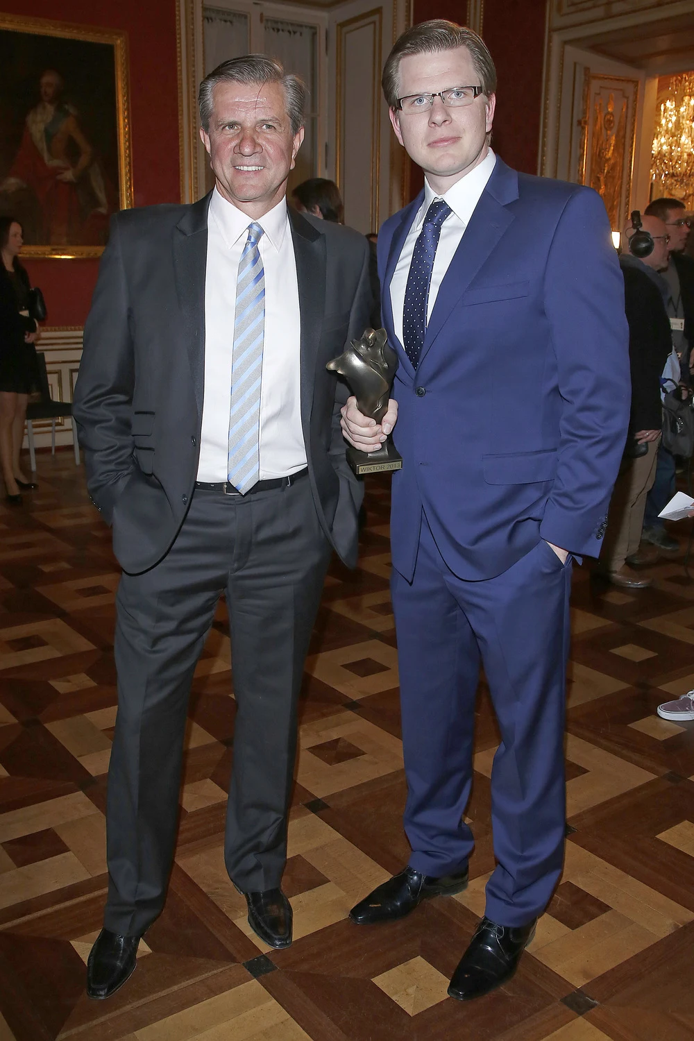 Filip Chajzer ze statuetką Wiktora i swoim ojcem Zygmuntem, znanym dziennikarzem i prezenterem