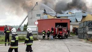Potężny pożar w Chełstówku. Trwa akcja strażaków