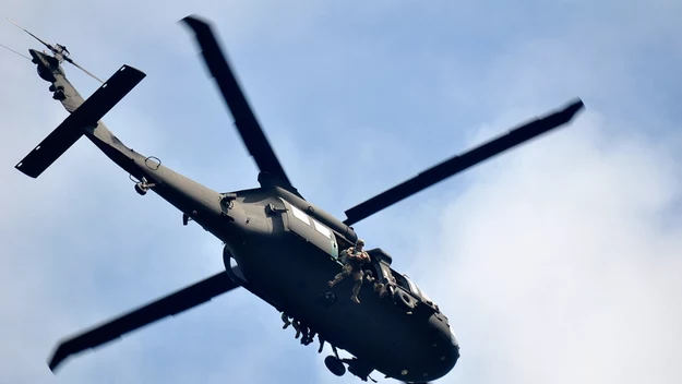 Polscy spadochroniarze desantowali się z amerykańskich śmigłowców Black Hawk