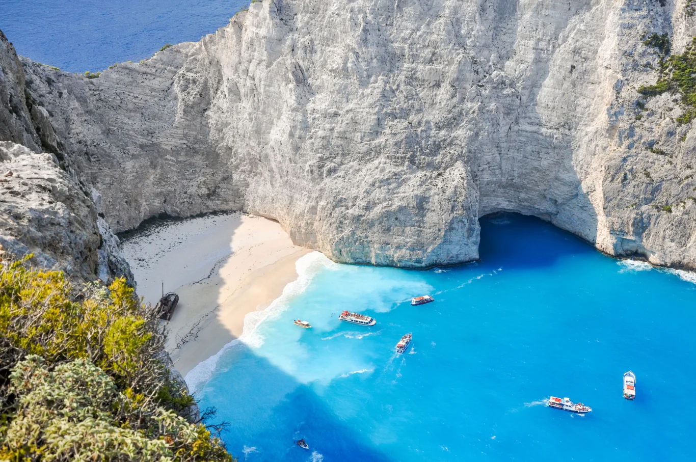 Zatoka Wraku na Zakynthos to jedna z najpopularniejszych atrakcji wyspy. 