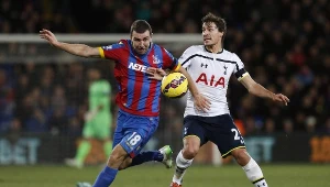 Benjamin Stambouli (z prawej) kontra James McArthur z Crystal Palace