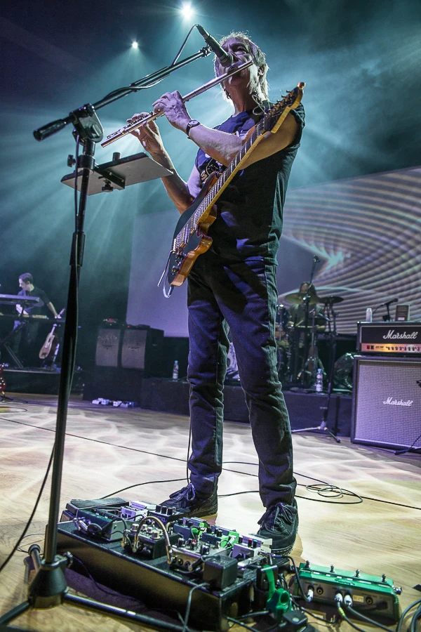 Andy Latimer gra także na flecie