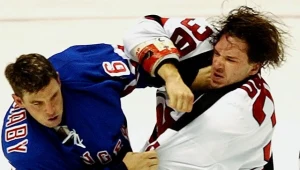 Mike Danton (z prawej) miał zbawić polski hokej, zagrać w reprezentacji Polski, ale wyszło jak zwykle - wyssał go trochę z pieniędzy i ślad po nim zaginął.