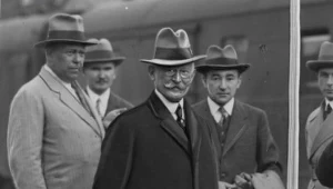 3 lipca 1932 roku, Dworzec Główny w Warszawie. Wyjazd posła nadzwyczajnego i ministra pełnomocnego RP w ZSRS Stanisława Patka do Moskwy.