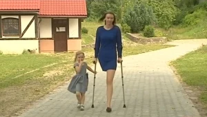 Samotnej matce odebrano rentę, mimo że ma amputowaną nogę
