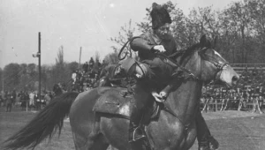 Pokazy sprawnościowe kawalerii podczas rewii wojskowej na Polu Mokotowskim w 1938 roku. Walka ułanów z "bolszewikami". "Bolszewik" z wziętym do niewoli ułanem.