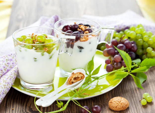 Jogurt dobrze wpływa na florę bakteryjną, która wyścieła jelita i chroni organizm przed chorobotwórczymi zarazkami Jogurt dobrze wpływa na florę bakteryjną, która wyścieła jelita i chroni organizm przed chorobotwórczymi zarazkami