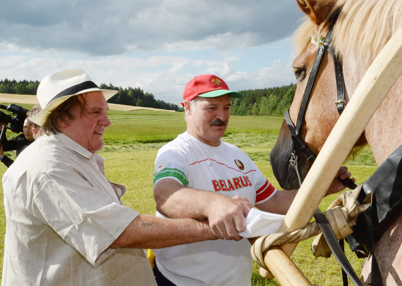 Wizyta na Białorusi nastąpiła dzień po tym, jak wychwalający publicznie Władimira Putina francusko-rosyjski gwiazdor filmowy znalazł się na przygotowywanej przez rząd w Kijowie „czarnej liście” artystów, których twórczość zostanie zakazana na Ukrainie i którym zabroniony zostanie wjazd do tego kraju. 