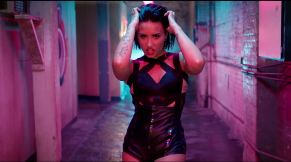 Demi Lovato w klipie "Cool For The Summer"