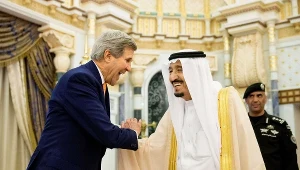 Sekretarz Stanu USA John Kerry i król Arabii Saudyjskiej Salman ibn Abd al-Aziz Al Su’ud