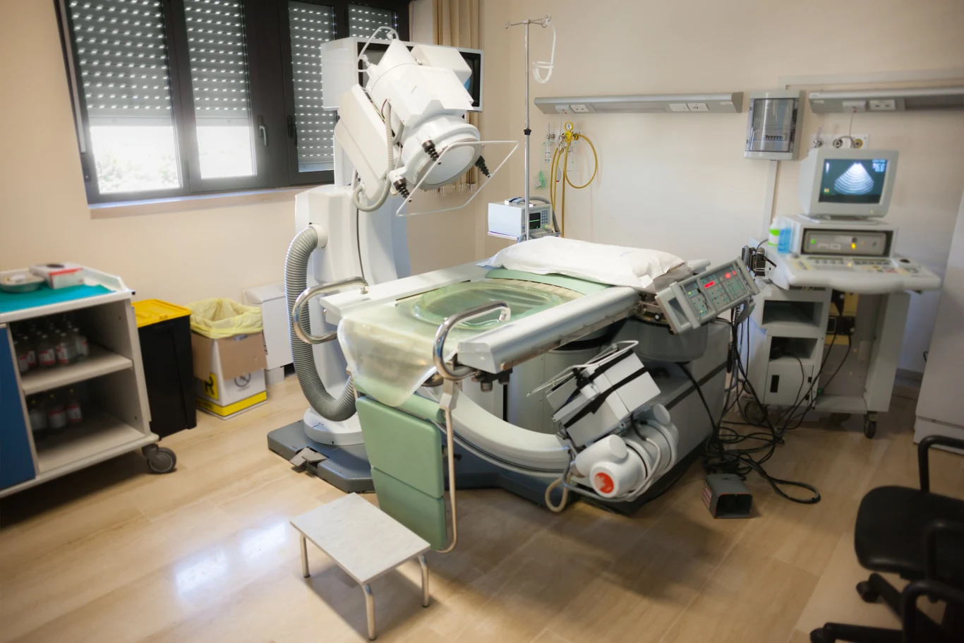 ESWL (litotrypsja zewnątrzustrojową falą uderzeniową) jest najmniej inwazyjną metodą leczenia kamicy układu moczowego, która niejednokrotnie pozwala na uniknięcie leczenia zabiegowego ESWL (litotrypsja zewnątrzustrojową falą uderzeniową) jest najmniej inwazyjną metodą leczenia kamicy układu moczowego, która niejednokrotnie pozwala na uniknięcie leczenia zabiegowego