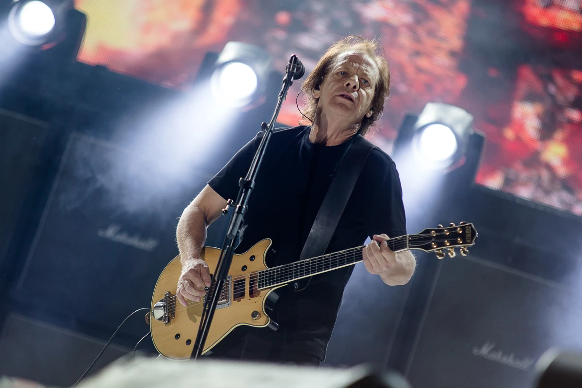 Gitarzysta Stevie Young zastąpił w składzie chorego na demencję swojego kuzyna - Malcolma Younga