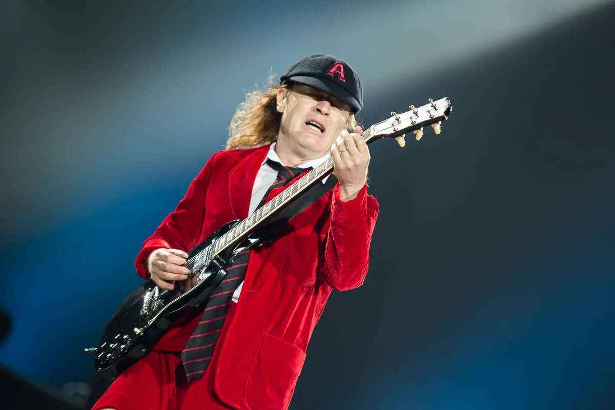 Z kolei Angus Young pojawia się w mundurku szkolnym