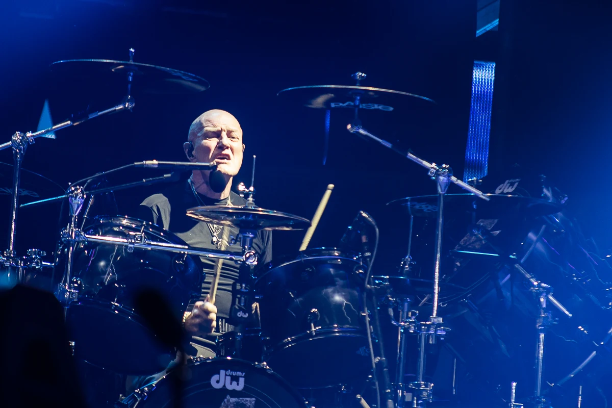 Chris Slade powrócił do AC/DC jako zastępca Phila Rudda, który został skazany na kilkumiesięczny areszt domowy w związku z kłopotami z prawem