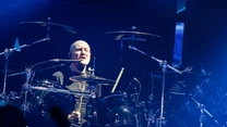 Chris Slade powrócił do AC/DC jako zastępca Phila Rudda, który został skazany na kilkumiesięczny areszt domowy w związku z kłopotami z prawem