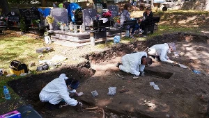 Pracownicy IPN w czasie prac na Cmentarzu Garnizonowym w Gdańsku