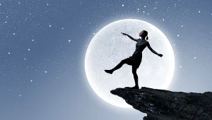 Leczenie głównie opiera się na psychoterapii i nauce technik psychologicznych radzenia sobie ze stresem, technik relaksacyjnych