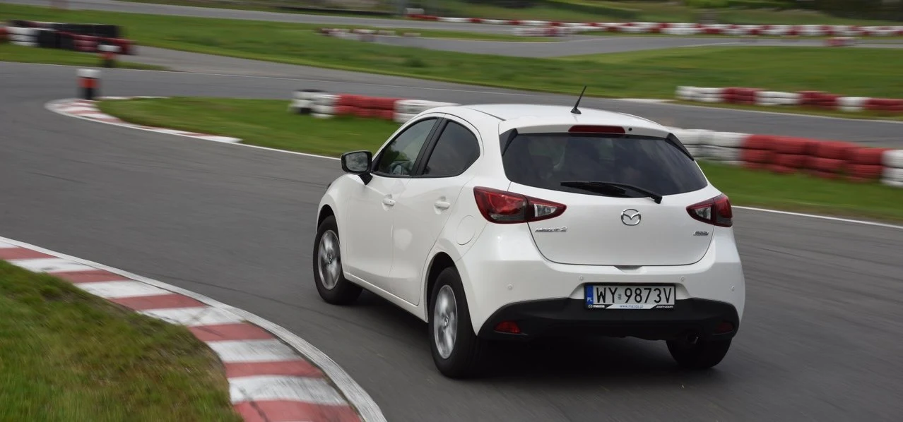 Mazda 2 z lekkością i bez nadmiernych przechyłów pokonuje ostre zakręty.