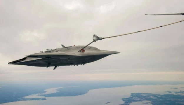 X-47B tankuje w powietrzu. Fot. navair.navy.mil