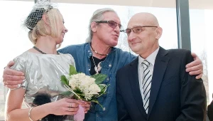 Adam Galas na swoim ślubie w 2011 roku (w środku Grzegorz Markowski z grupy Perfect)