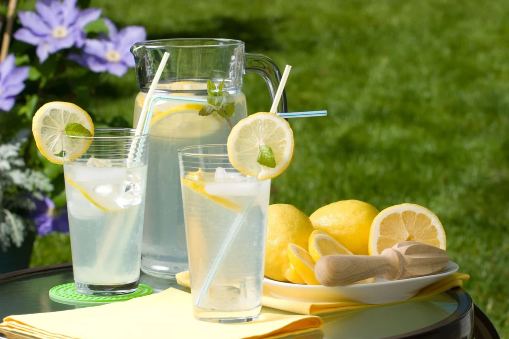 Do lemoniady dodaj kilka kostek lodu i listki mięty Do lemoniady dodaj kilka kostek lodu i listki mięty