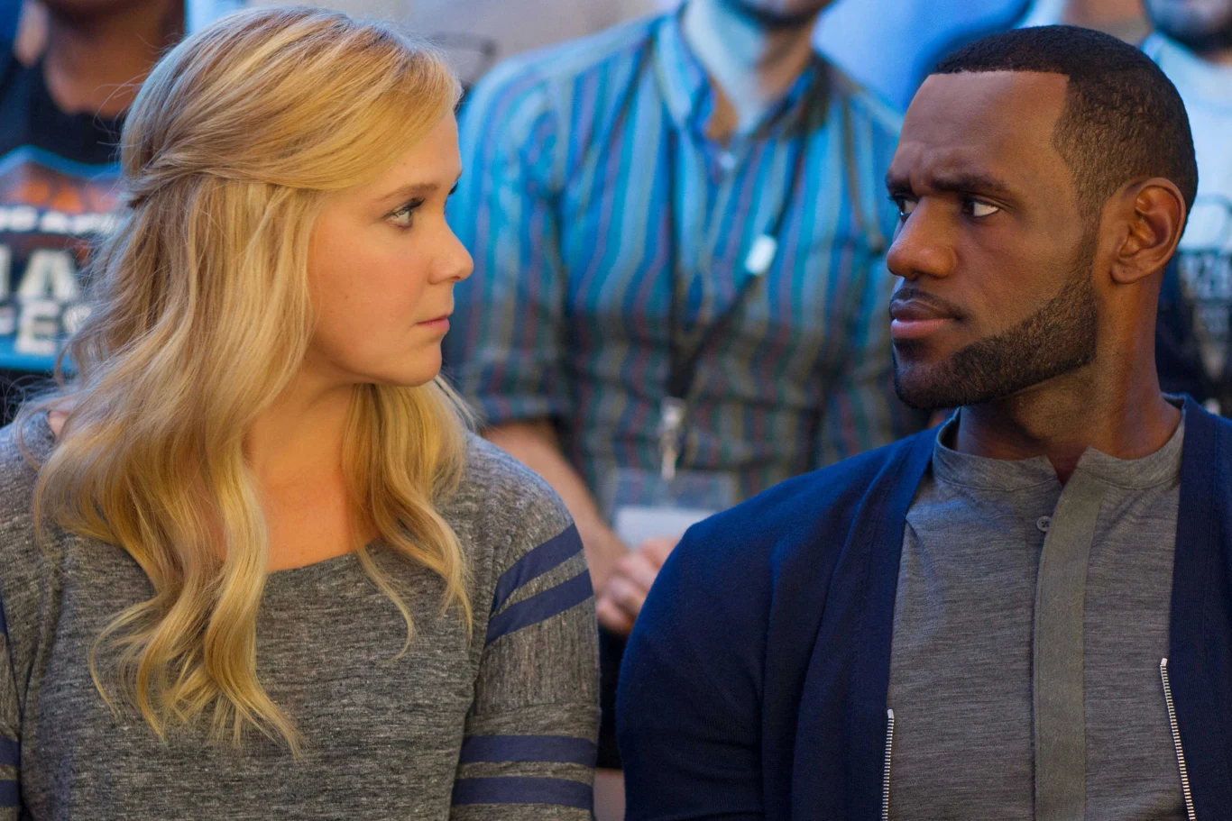 Amy Schumer i LeBron James w scenie z filmu "Wykolejona"