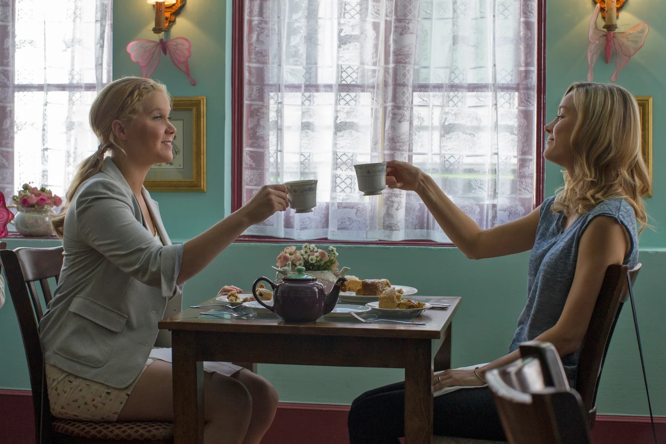 Amy Schumer i Brie Larson w scenie z filmu "Wykolejona"