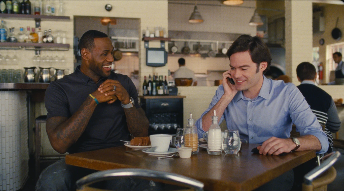 LeBron James i Bill Hader w scenie z filmu "Wykolejona"