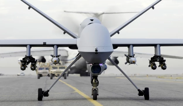 Często spotykany zestaw uzbrojenia na dronie MQ-9 Reaper: cztery rakiety Hellfire i dwie bomby kierowane ważą razem około 640 kg, a więc więcej niż dwie torpedy ZOP typu MU90 - fot. B.Ferguson/USAF