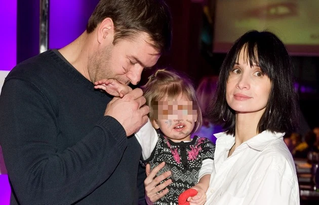 Tomek Karolak i Viola z ich córką 