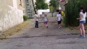 Kadr z bulwersującego nagrania