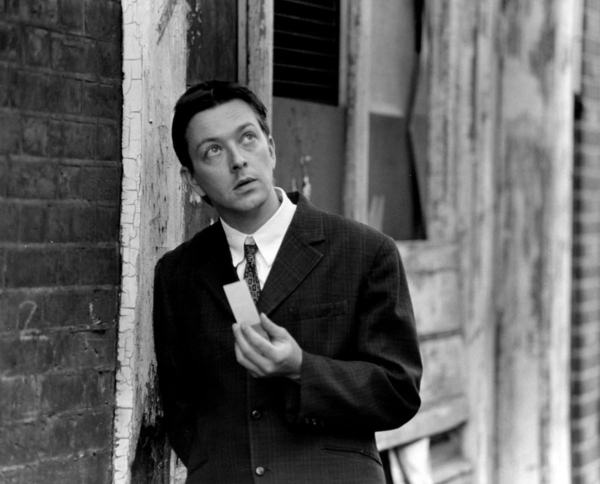 Pierwsze filmy Nolan zaczął kręcić w wieku siedmiu lat, jednak produkcją, którą można uznać za jego debiut, był średniometrażowy "Śledząc" z 1998 roku. Budżet projektu wynosił zaledwie 6 tysięcy dolarów, przez co film realizowany był bez koloru, na taśmie 16 mm, najczęściej przy naturalnym oświetleniu. W głównej roli - niespełnionego pisarza, który śledzi przypadkowych ludzi spotkanych na ulicy - wystąpił Jeremy Theobald, który zagrał również w krótkometrażówce Nolana zatytułowanej "Doodlebug" (1997).